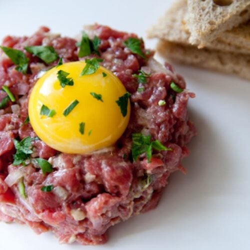 Steak Tartare mit rohem Ei